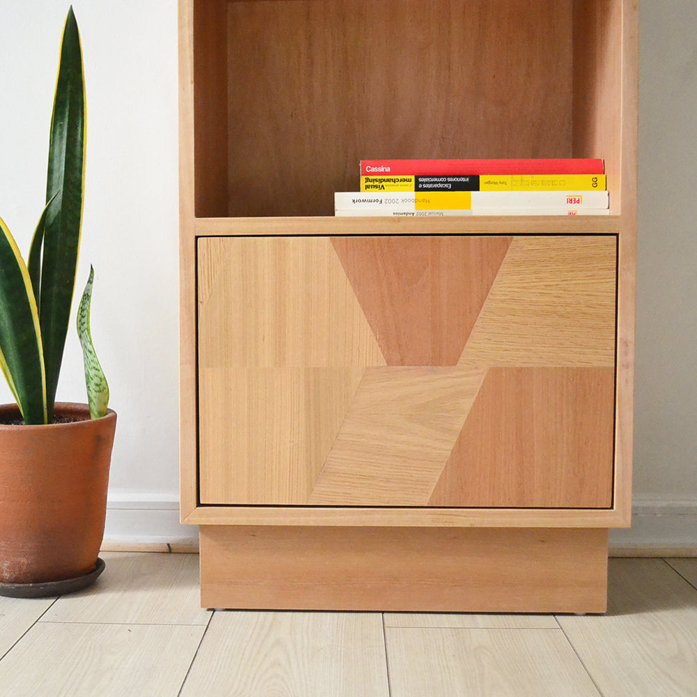 LIBRERO ACONCAGUA CON PUERTA PATCHWORK EN MADERA NATURAL