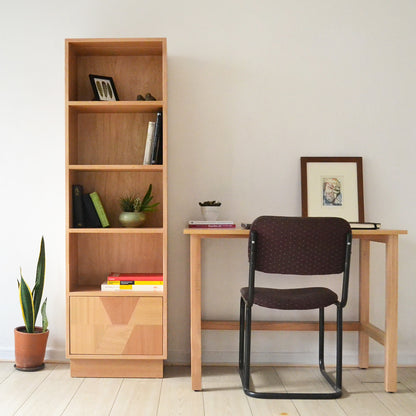 LIBRERO ACONCAGUA CON PUERTA PATCHWORK EN MADERA NATURAL