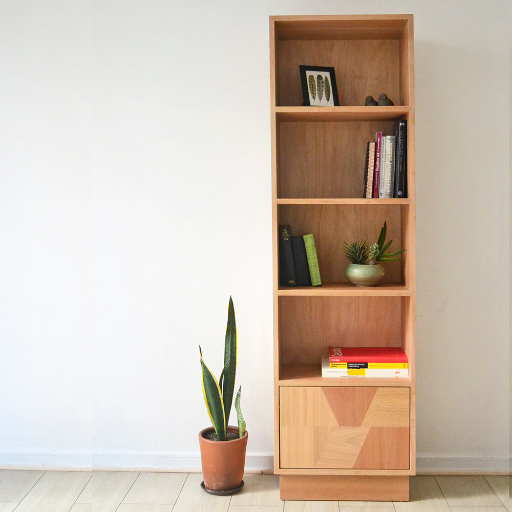 LIBRERO ACONCAGUA CON PUERTA PATCHWORK EN MADERA NATURAL