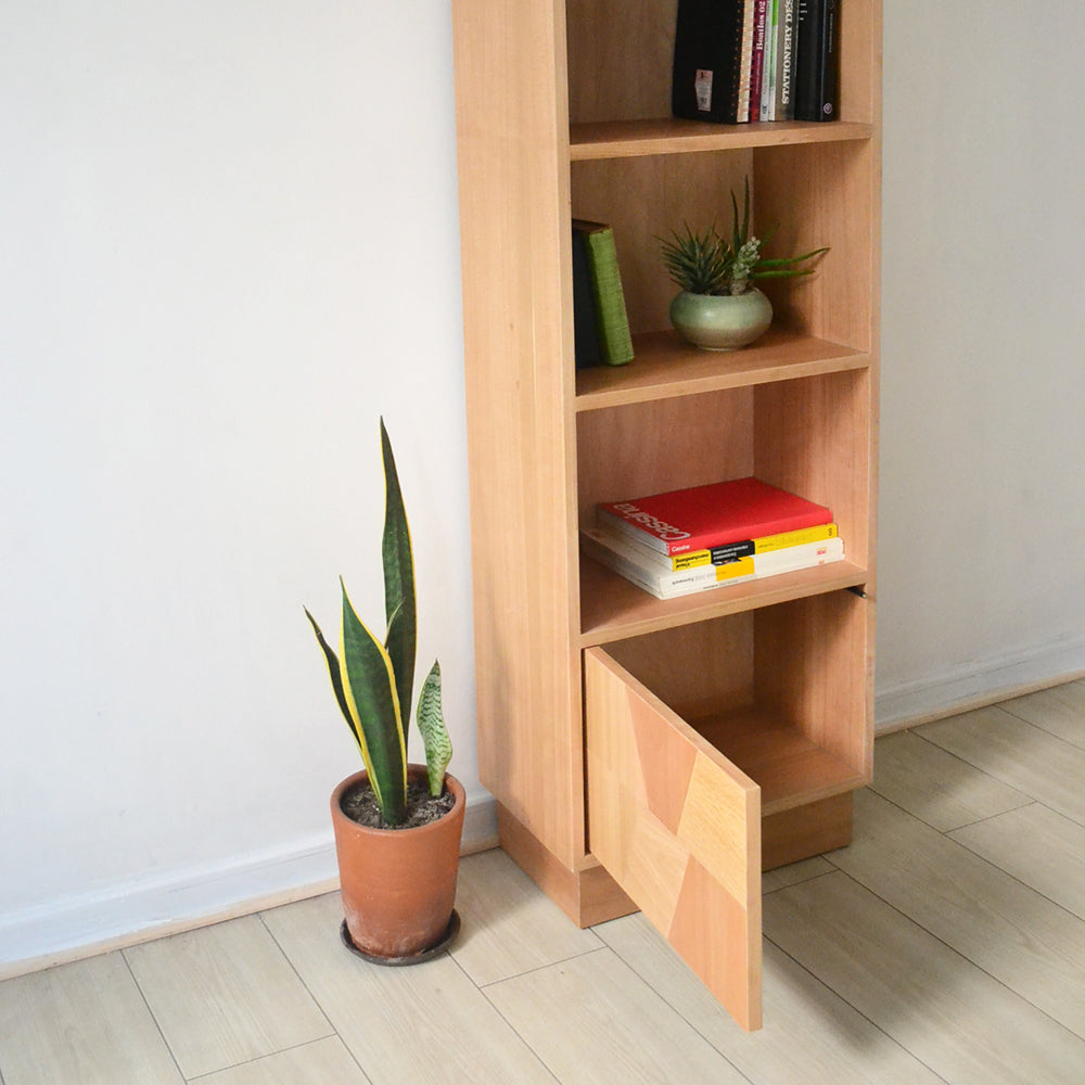 LIBRERO ACONCAGUA CON PUERTA PATCHWORK EN MADERA NATURAL