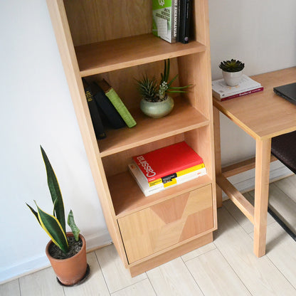 LIBRERO ACONCAGUA CON PUERTA PATCHWORK EN MADERA NATURAL
