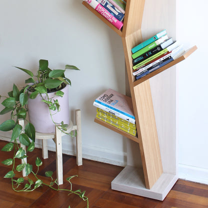 LIBRERO ÁRBOL EN MADERA NATURAL Y BLANQUEADO