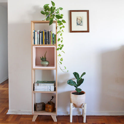 LIBRERO JUNCAL CON CUBO ROSA EN MADERA NATURAL