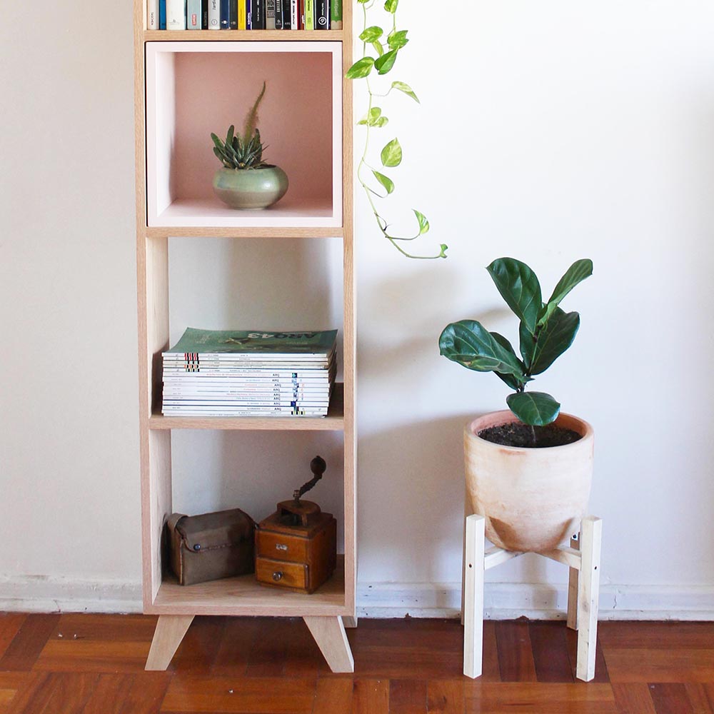 LIBRERO JUNCAL CON CUBO ROSA EN MADERA NATURAL